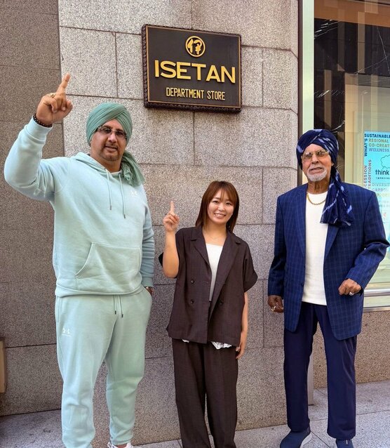 伊勢丹新宿店でタイガー・ジェット・シン(右)、シンJr.(左)と出くわしたSareee(工藤めぐみ40周年記念大会「邪道伝説」提供)