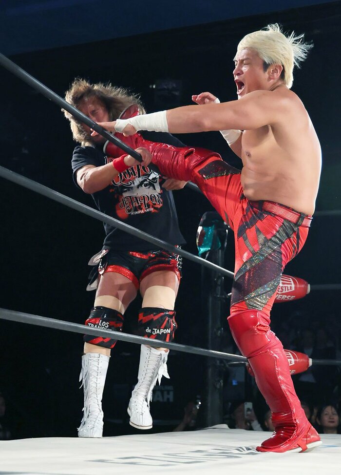 内藤哲也(左)に高速ブーツを叩き込む拳王