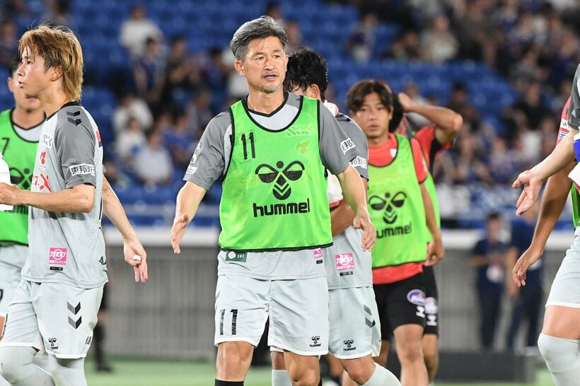敗戦後、同僚とハイタッチした三浦知良　