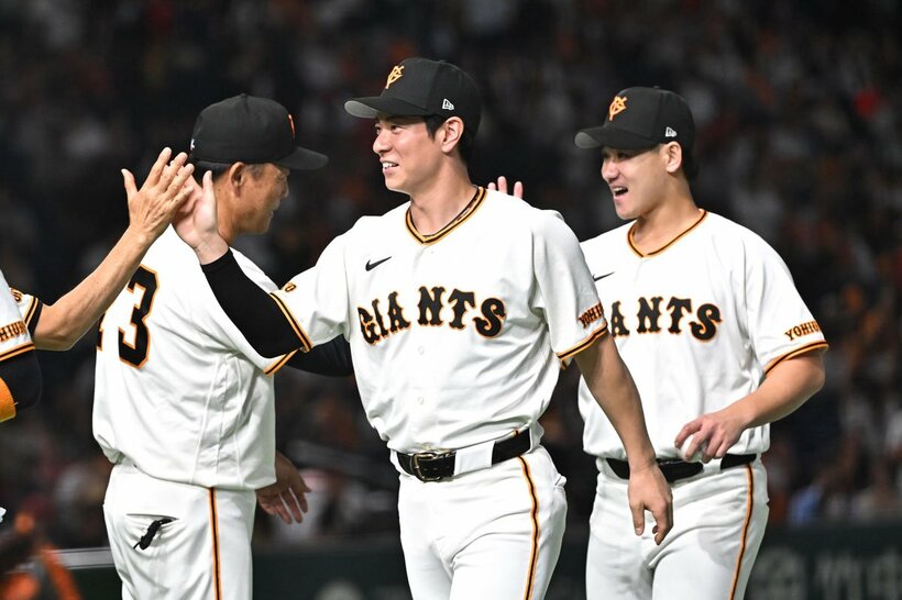 勝利投手の井上温大（右）とハイタッチする橋上秀樹監督代行
