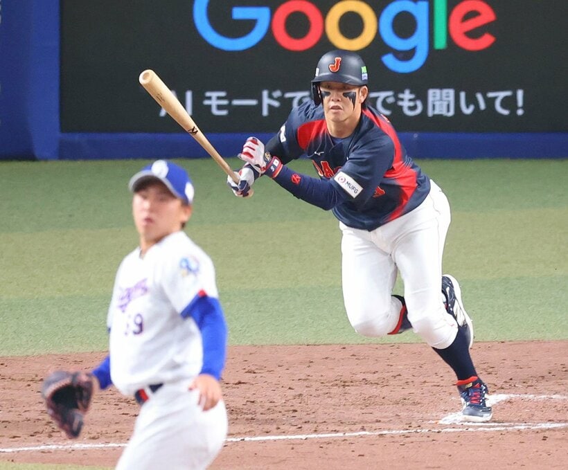 ５回に決勝タイムリーを放った広島・小園海斗(奥)