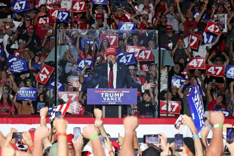 防弾ガラス越しに演説するトランプ氏（ロイター）