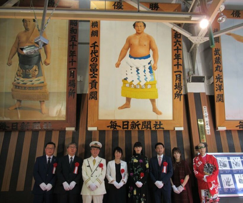  千代の富士優勝額序幕式。次女の秋元梢（左から５番目）も出席した