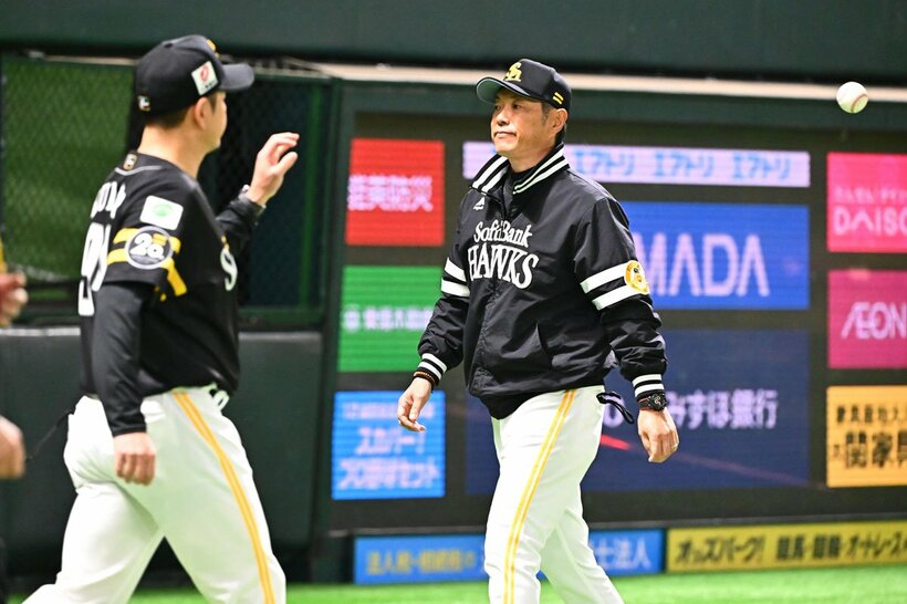 ７回にヘルナンデスの交代を告げ、ベンチに戻るソフトバンク・小久保監督(中)