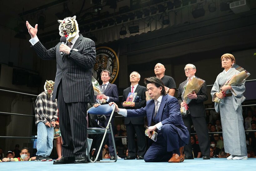 リングで挨拶する初代タイガーマスク