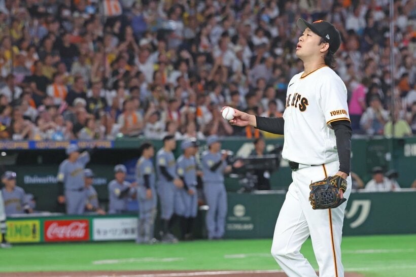 ６回降板となり、天を仰ぐ巨人・山崎伊織(右)