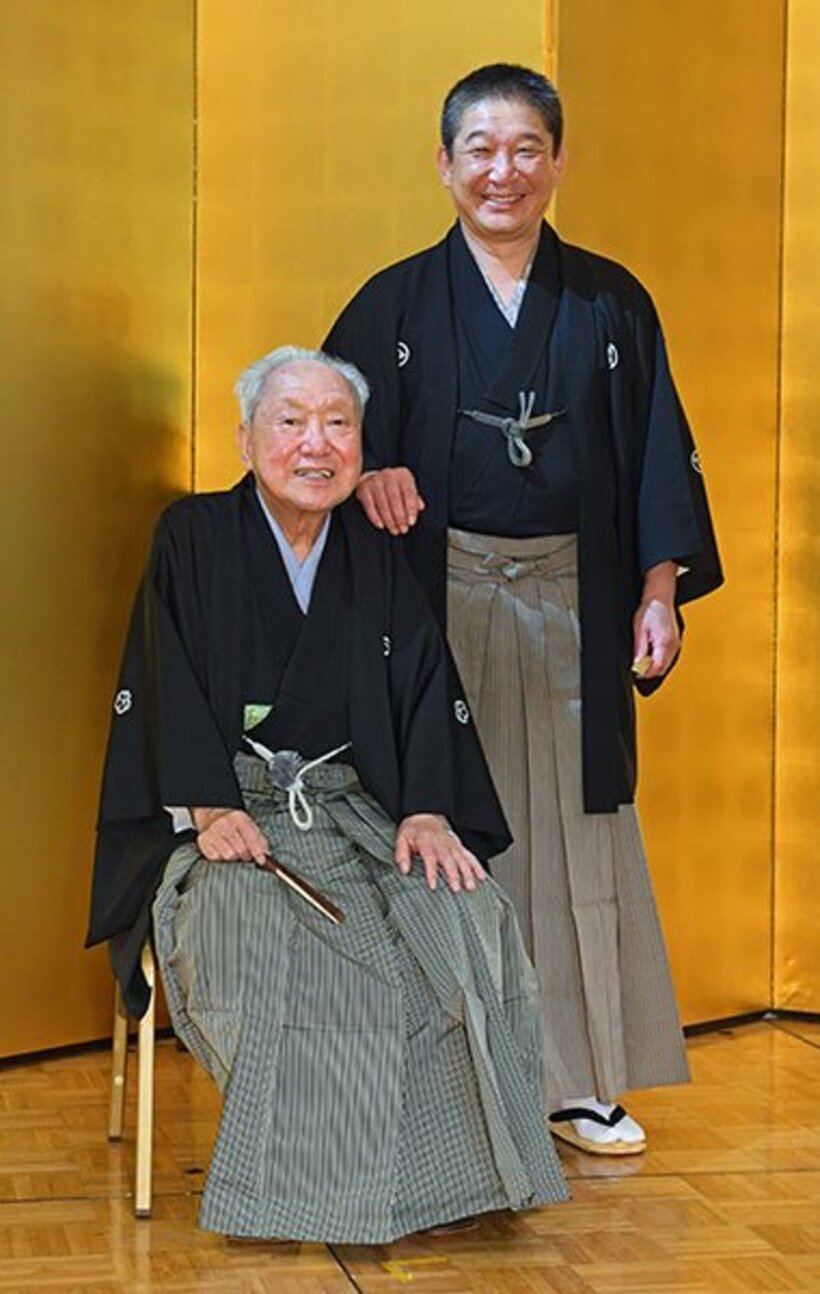  襲名記者会見を行った四代目三遊亭金馬（左）と五代目三遊亭金馬