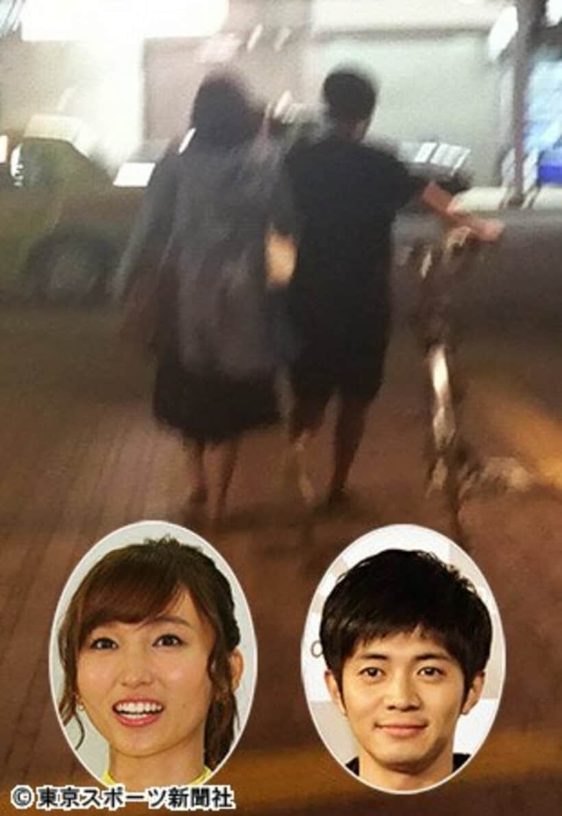 ７月６日夜、三軒茶屋で和田（右）と肩を寄せ合い歩く吉木りさ