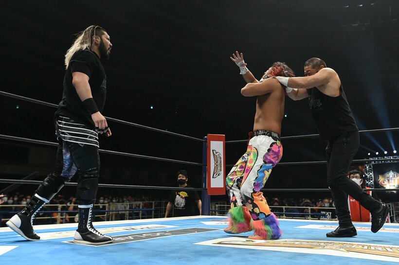  高橋ヒロム(中)を襲撃したＥＶＩＬ(左)