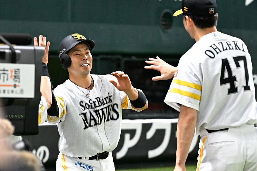 ４回、二盗に成功し山川の適時打で生還した近藤健介（左）