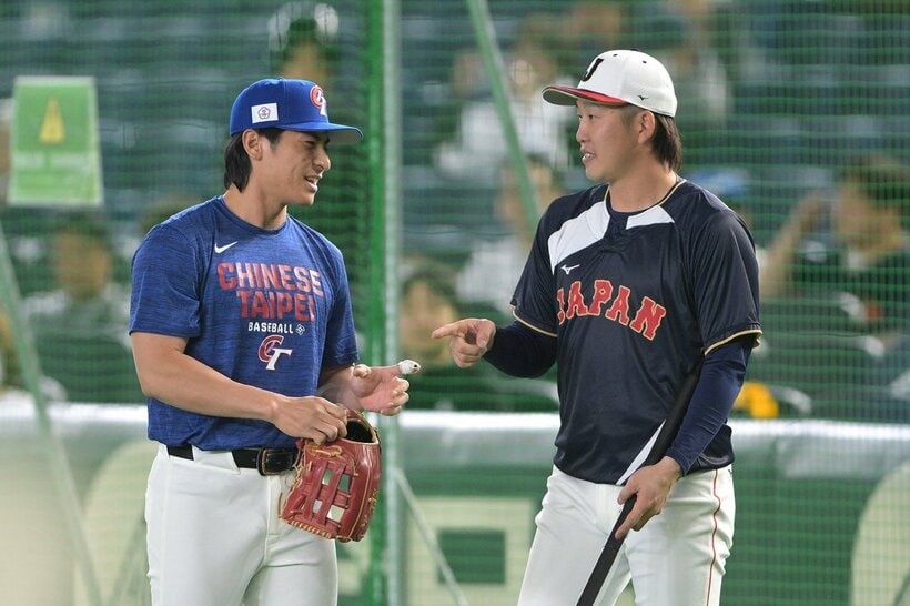 台湾のチェン・ジェシェン（左）と話す小園海斗