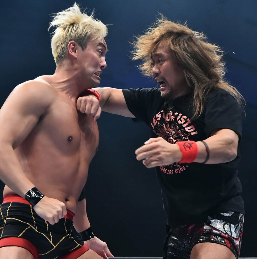  オカダ（左）と激しくやり合う内藤