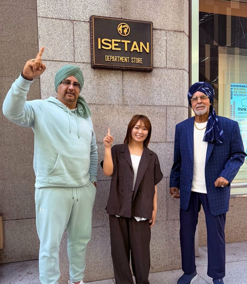 伊勢丹新宿店でタイガー・ジェット・シン(右)、シンJr.(左)と出くわしたSareee(工藤めぐみ40周年記念大会「邪道伝説」提供)