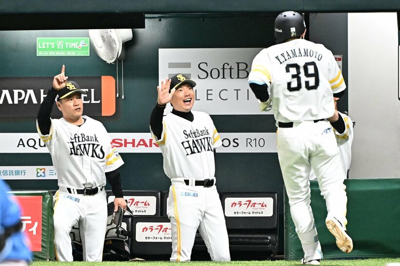 ７回、移籍後初本塁打を放った山本祐大(右)を迎えるソフトバンク・小久保監督