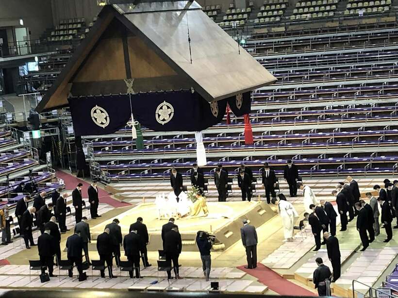  九州場所の初日を翌日に控え土俵祭りが行われた(東スポWeb)