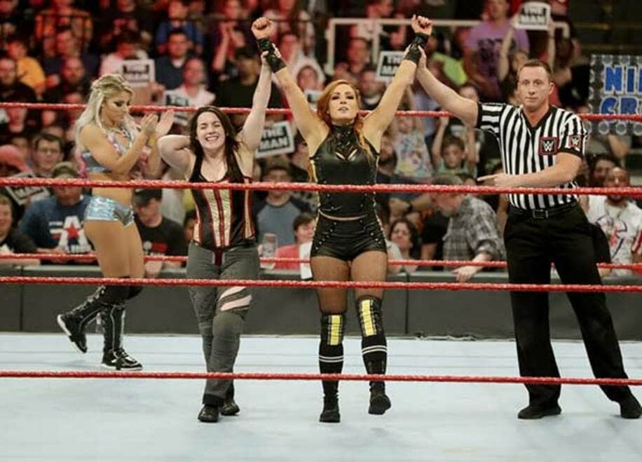  ベッキー（左から３人目）は復帰戦で鮮やかな勝利（C）2019　WWE,　Inc.　All　Rights　Reserved.