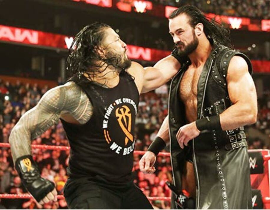  レインズ（左）はマッキンタイアに襲いかかった（Ｃ）2019　WWE,　Inc.　All　Rights　Reserved.