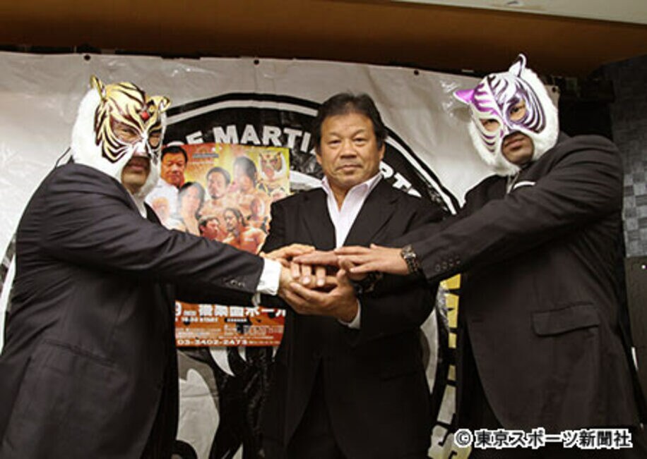 健闘を誓う（左）から初代タイガー、藤波、スーパー・タイガー