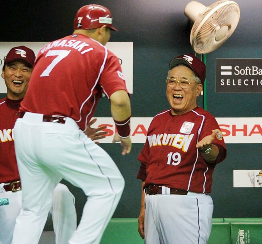  本塁打の山崎(手前)を笑顔で迎えるノムさん。はじめる笑顔がチャーミングだ