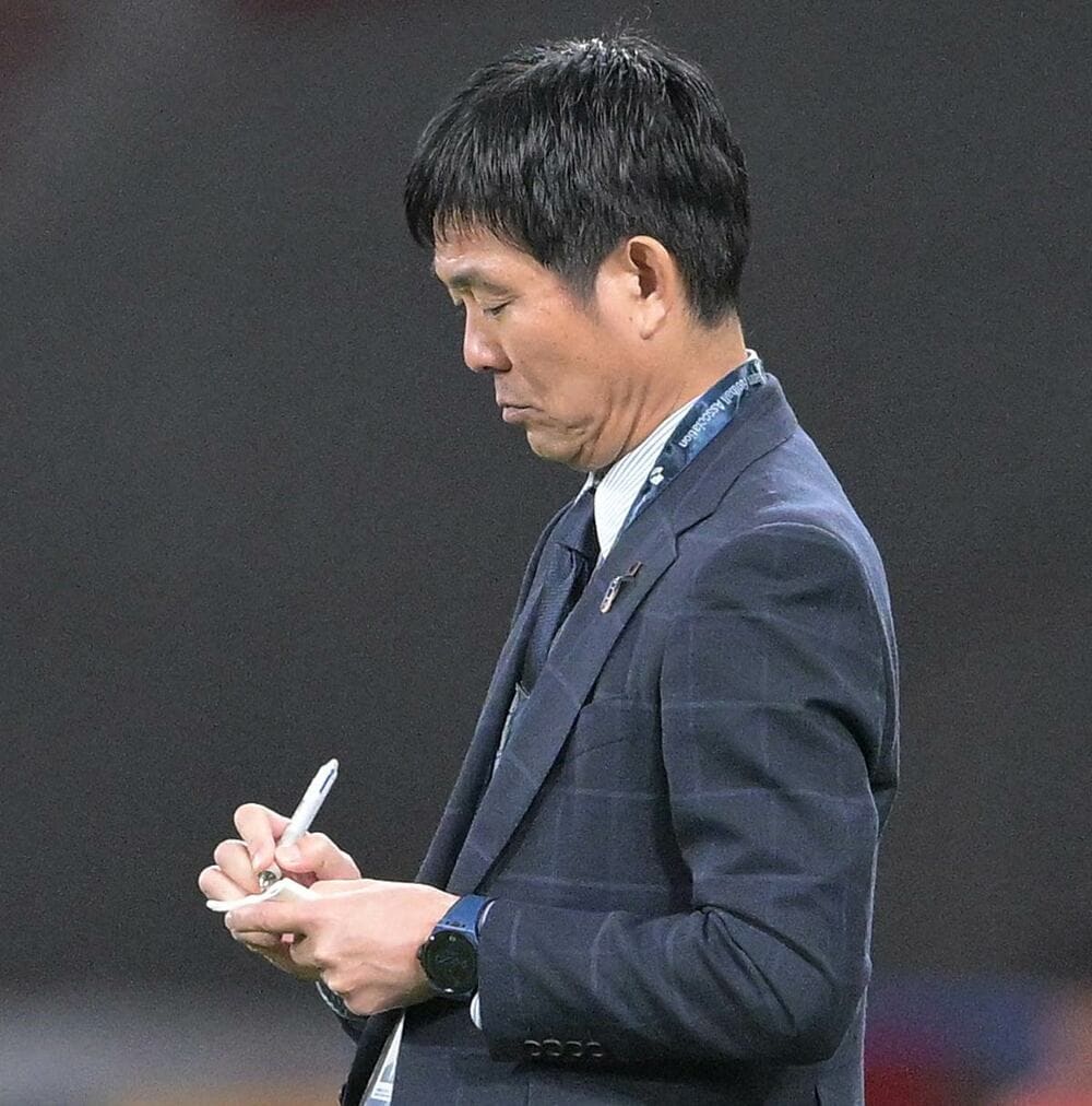 メモをとる森保一監督