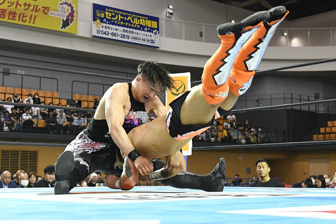 ロビー・イーグルス(右)をショックアローで沈めたSHO