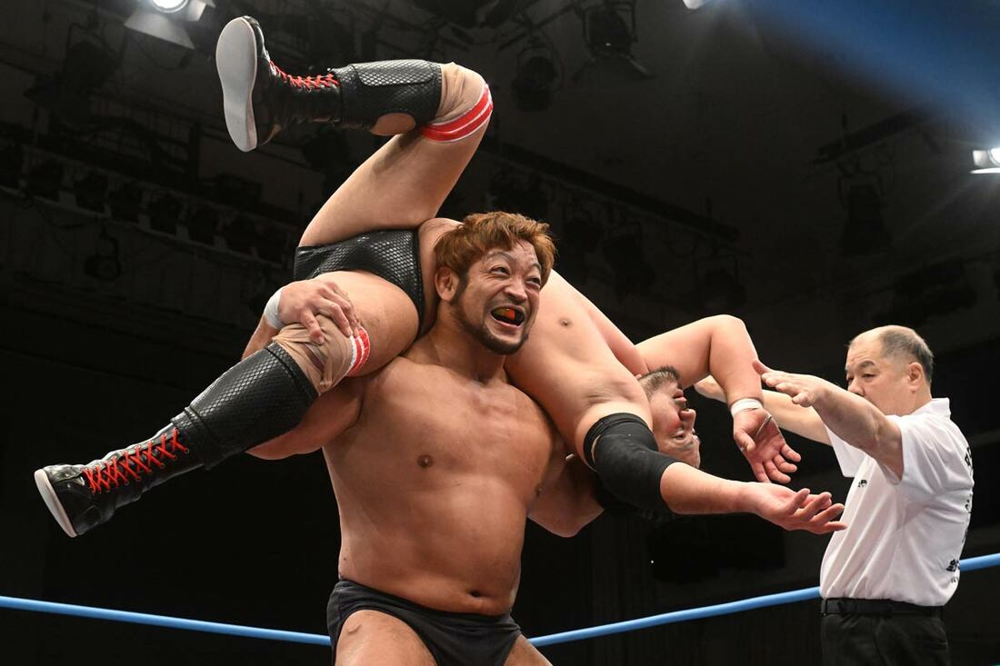 アルゼンチンバックブリーカーを決める関本