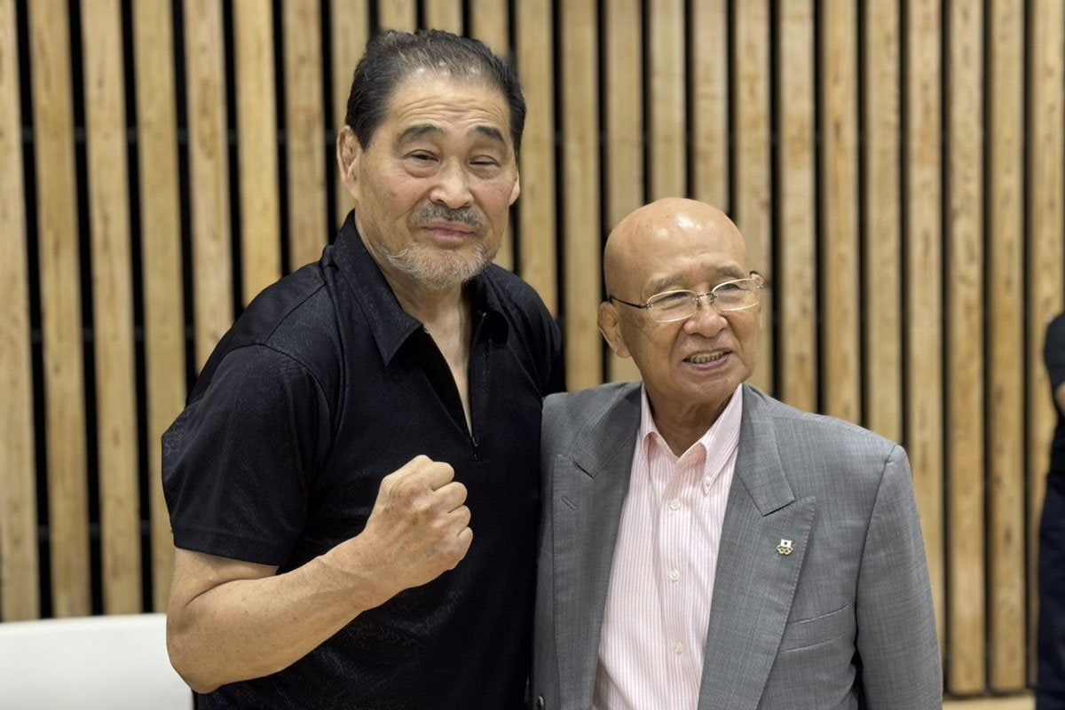 レスリング協会名誉会長の福田富昭(右)とともに、障がい者レスリング教室の会場を訪れた谷津