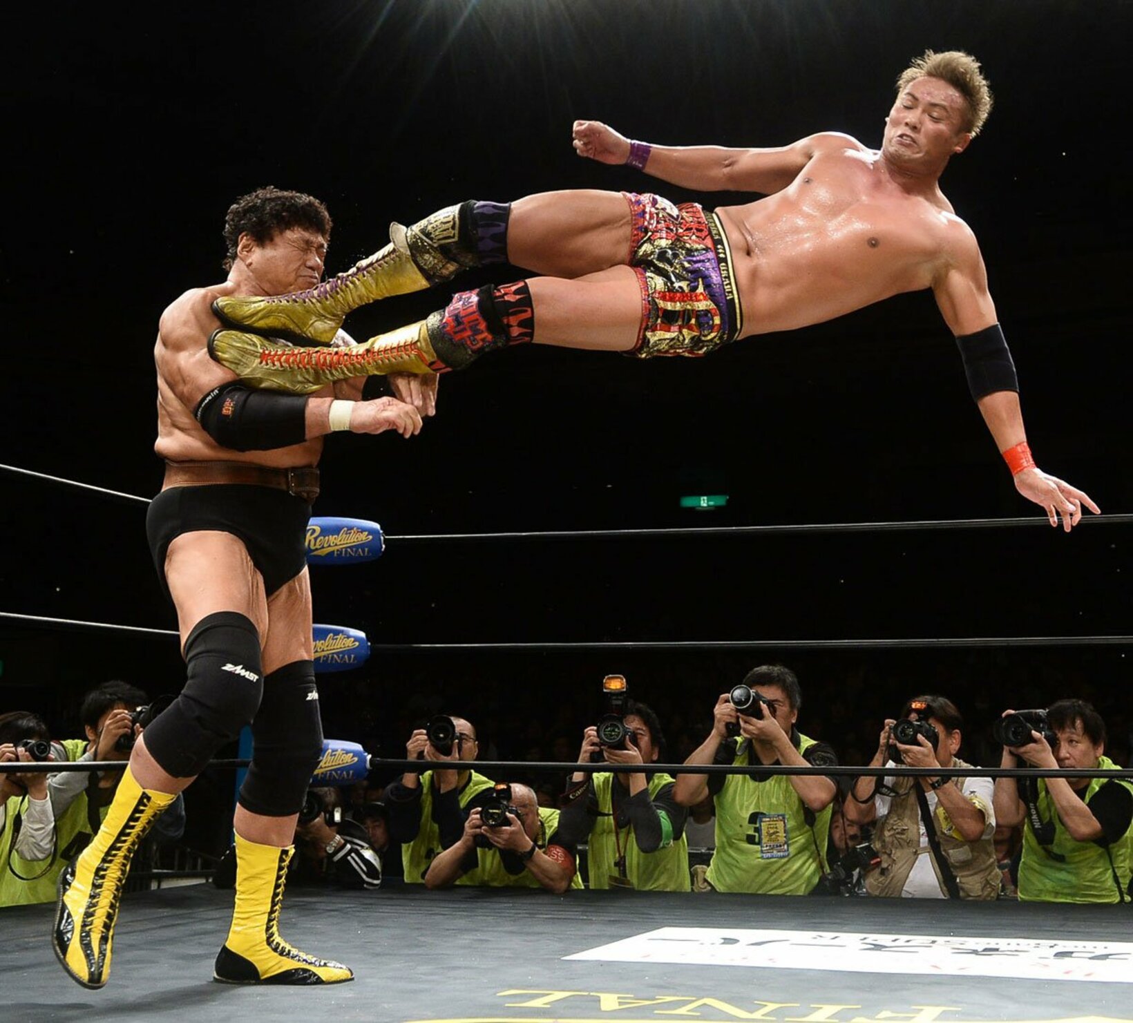 天龍源一郎引退試合　天龍(左)にドロップキックするオカダ・カズチカ(2015年11月15日)