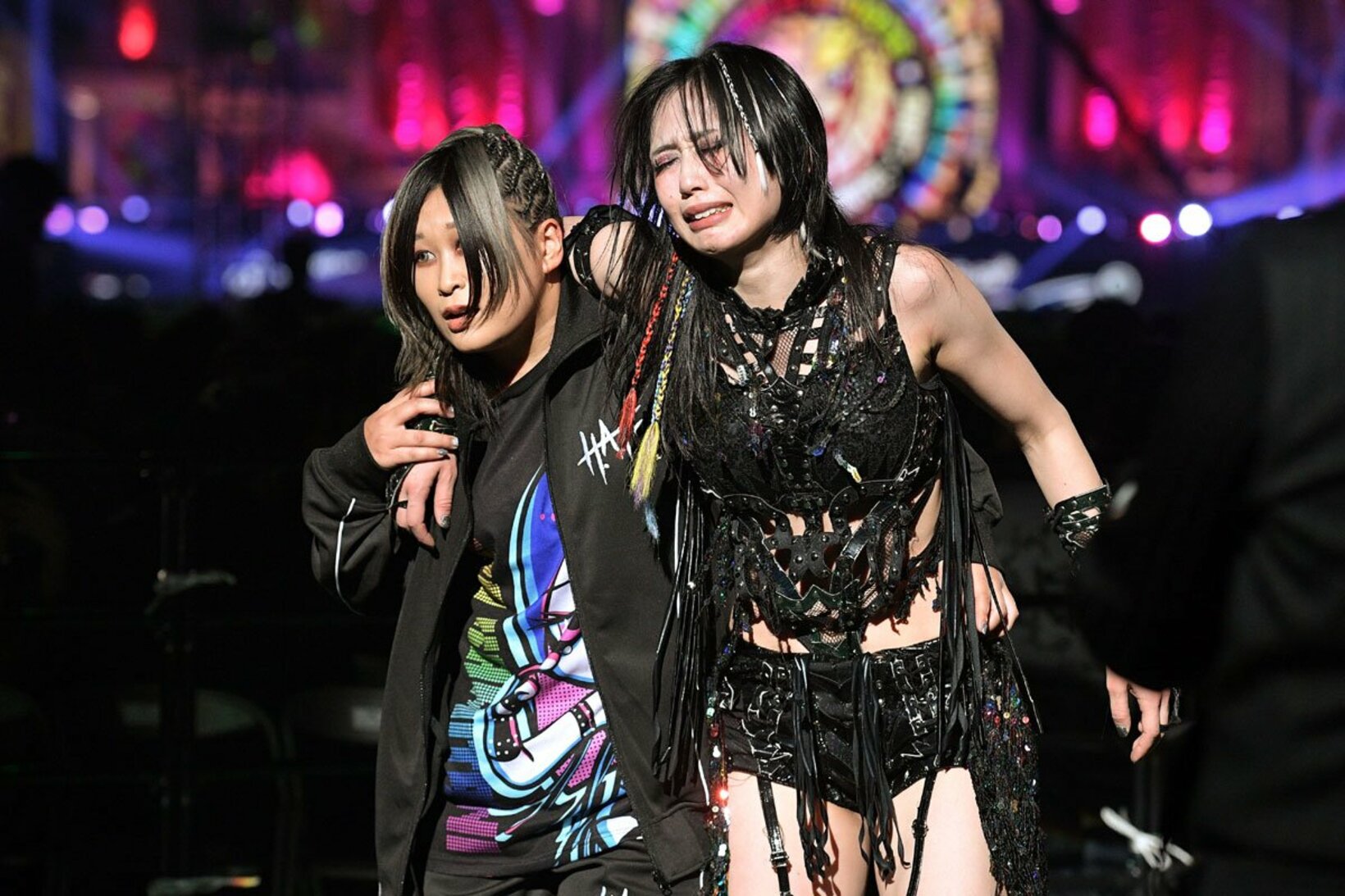 小波（左）に肩を借りて引き揚げる上谷沙弥