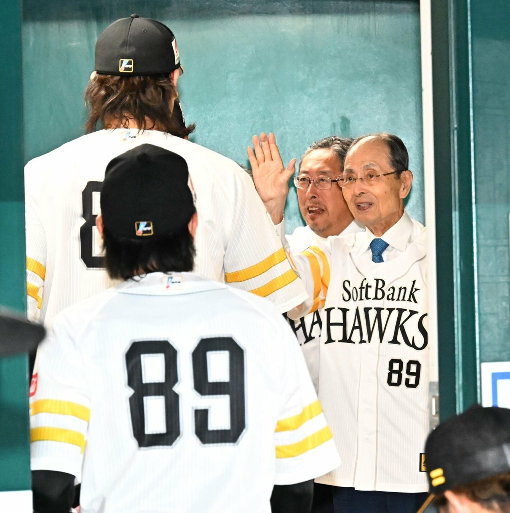 接戦を制したソフトバンクナインをねぎらう王球団会長(右)