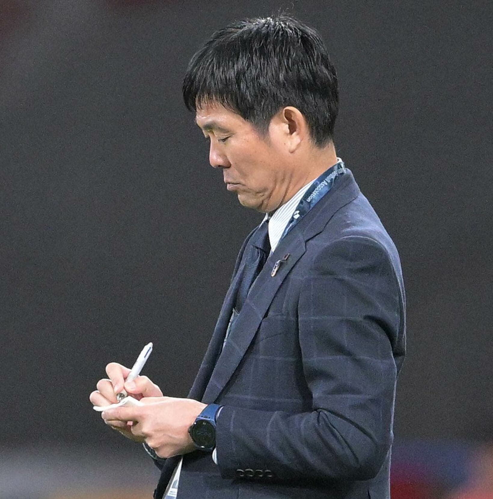 メモをとる森保一監督