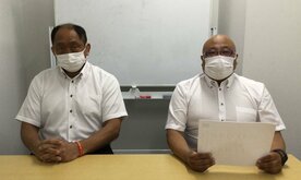  ＧＬＥＡＴとの絶縁を発表した大谷晋二郎（左）とオッキー沖田取締役