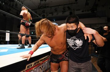  若手の肩を借りて引き上げる内藤(中)