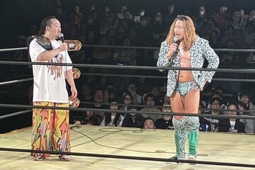 立花誠吾(左)と、落書きされた顔のまま大会を締める黒潮TOKYOジャパン