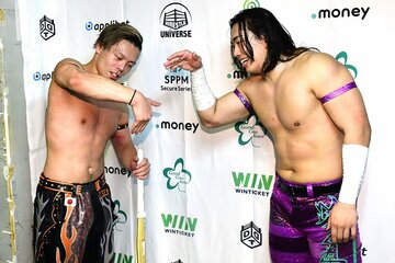 勝利した藤田晃生（左）と正田壮史