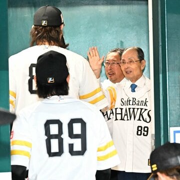 接戦を制したソフトバンクナインをねぎらう王球団会長(右)