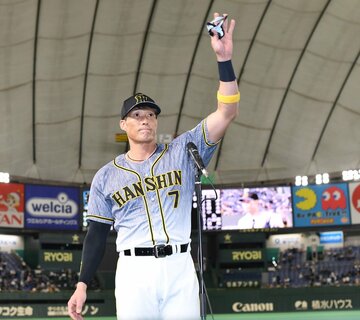  お立ち台に呼ばれた阪神・糸井