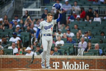 観客に感謝を伝えるフレディ・フリーマン（ロイター＝USA　TODAY　Sports)