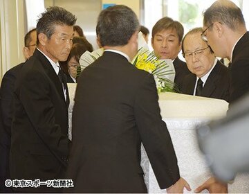 花紀京さんのひつぎを運ぶ間寛平（左）ら関係者