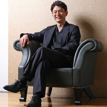 ソファに腰かけ穏やかに笑う妻夫木聡