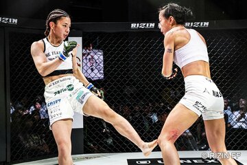 シン・ユリ(右)との激戦を制したケイト・ロータス