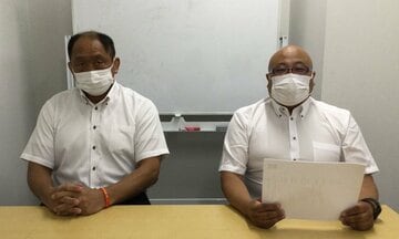  ＧＬＥＡＴとの絶縁を発表した大谷晋二郎（左）とオッキー沖田取締役