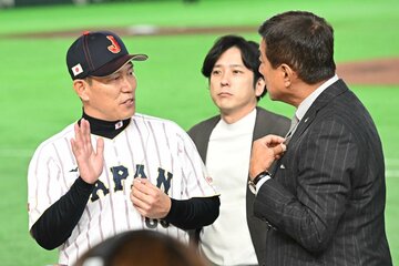 嵐・二宮和也(中)そっちのけで侍ジャパン・井端監督(左)と話し込む原辰徳氏