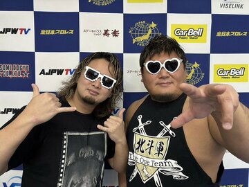 世界タッグ王座に挑戦する大森北斗（左）と羆嵐。このサングラスも戦略だ