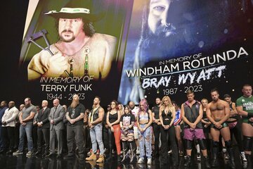 追悼セレモニーに登場したレスラーたち。中央にはイヨ・スカイの姿も（©2023 WWE, Inc. All Rights Reserved.）