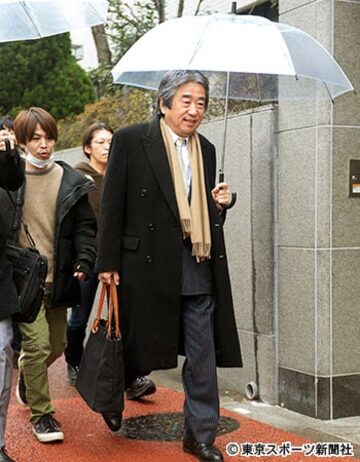 閉廷後、取材に応じた的場弁護士（右）