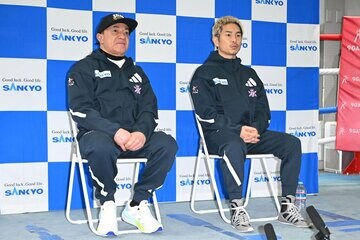 会見に臨んだトレーナーのイスマエル・サラス氏（左）と井岡一翔
