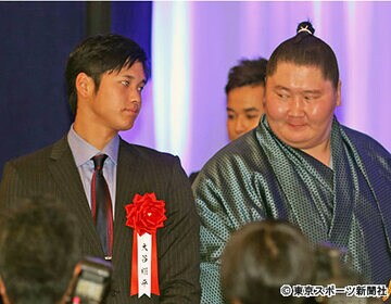 逸ノ城（右）と初対面した大谷