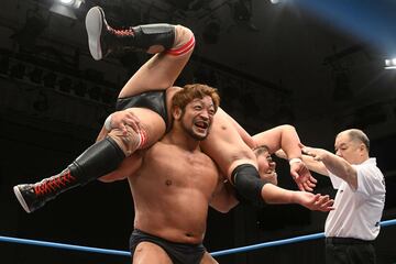 アルゼンチンバックブリーカーを決める関本