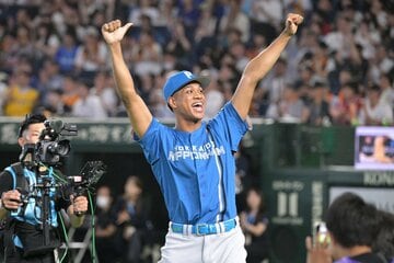 MVPに選ばれガッツポーズする日本ハム・万波中正